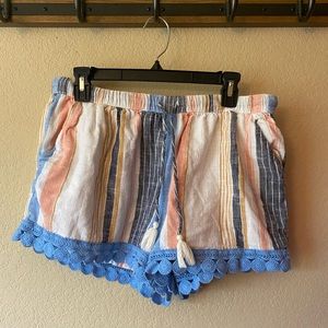 Casual women’s linen style short.